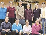 Seisomassa vasemmalta rouva Thuc, rouva Khuyen, herra Hoang, rouva Dau, rouva Xanh ja rouva Luong. 
Istumassa vasemmalta rouvat Tra, Dot ja Hoi ja Du.