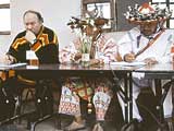 Saamelaiskäräjien puheenjohtaja Pekka Alkio 
	ja San Miguelin Wixarika-päälliköt maaoikeuskokouksessa Meksikossa 2002. Photo: Pekka Kantonen
